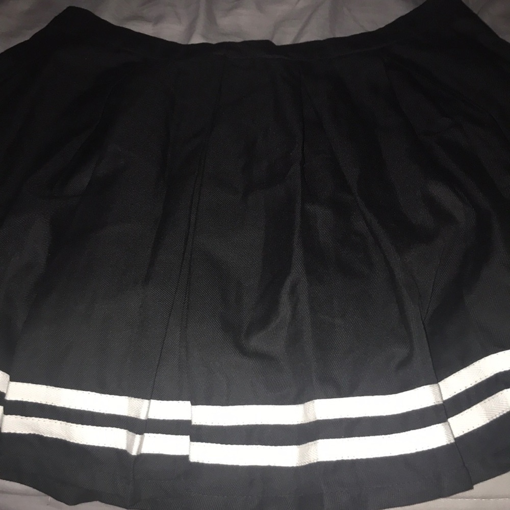 I’m selling this skirt, it’s black with white lines it’s new still as the tags.